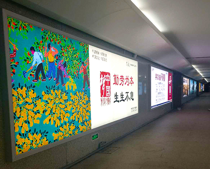 海南三亞高鐵站過(guò)道拉布燈箱解決方案